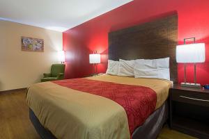 Queen Room - Non-Smoking room in Econo Lodge Buckley