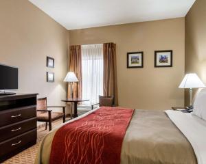 King Suite room in Quality Inn I-70 Near Kansas Speedway