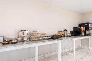 Clarion Inn & Suites Kissimmee-Lake Buena Vista South