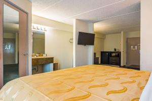 King Suite - Non-Smoking room in Quality Suites Atlanta Airport East
