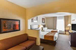 Queen Suite with Two Queen Beds and Sofa Bed room in Comfort Suites Summit County