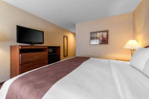 King Room - Accessible/Non-Smoking room in Quality Inn Burlington