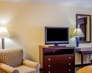 King Room - Non-Smoking room in Quality Inn Waterbury