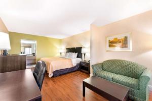 Queen Suite with Sofa Bed - Non-Smoking room in Quality Inn & Suites Orlando Airport