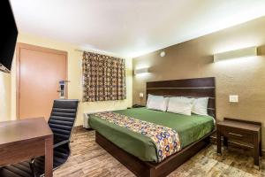 Standard Queen Room - Smoking room in Rodeway Inn Tampa Fairgrounds-Casino