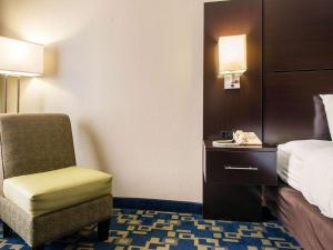 King Room - Disability Access/Non-Smoking room in Comfort Inn & Suites Near Universal Orlando Resort-Convention Ctr