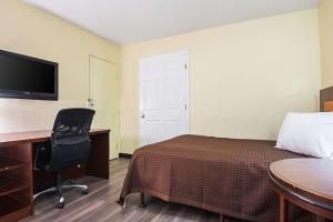 Efficiency King Suite - Non-Smoking room in Rodeway Inn Kissimmee Main Gate West
