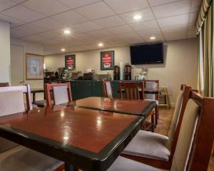 Econo Lodge Inn & Suites Columbus near Fort Benning