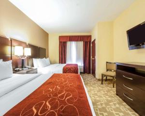 Queen Suite with Two Queen Beds - Non-Smoking room in Comfort Suites Rome