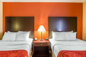 Queen Suite with Two Queen Beds and Roll-In Shower - Accessible/Non-Smoking room in Comfort Suites Golden Isles Gateway