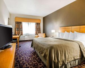 King Room - Non-Smoking room in Quality Inn & Suites Des Moines Airport