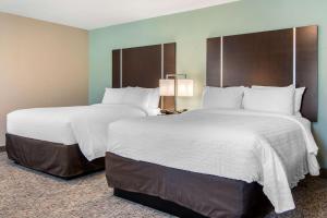 Queen Suite with Two Queen Beds and Sofa Bed - Non-Smoking room in Clarion Inn & Suites Atlanta Downtown