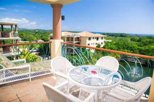 Clarion Suites Roatan at Pineapple Villas
