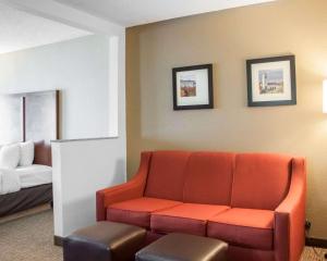Queen Suite room in Comfort Suites Boise Airport