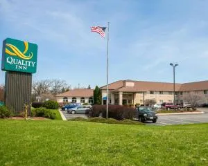 Quality Inn & Suites Woodstock near Lake Geneva - McHenry