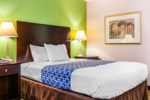 Queen Room - Non-Smoking room in Econo Lodge Vincennes