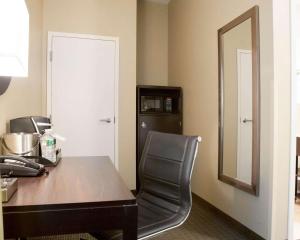 Queen Room - Non-Smoking room in enVision Hotel Boston-Longwood Ascend Hotel Collection