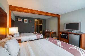 Queen Room with Two Queen Beds - Non-Smoking room in Quality Inn Salisbury
