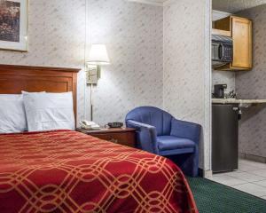 King Suite with Kitchenette room in Rodeway Inn & Suites Brunswick near Hwy 1