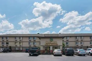 Quality Inn & Suites Detroit Metro Airport - Taylor