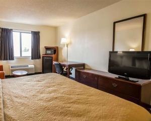 Queen Room - Accessible/Non-Smoking room in Quality Inn - Dundee