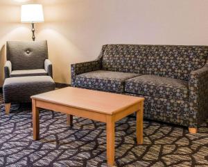 King Suite with Sofa Bed - Non-Smoking room in Quality Inn & Suites Warren - Detroit