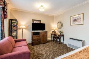 King Suite with Sofa Bed - Non Smoking room in Hotel Bothwell Sedalia Central District Ascend Hotel Collection