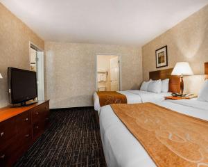 Queen Room with Two Queen Beds - Non-Smoking room in Comfort Suites - Independence