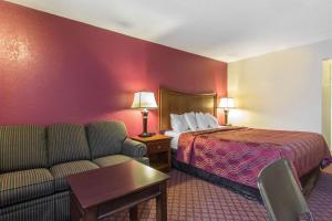 King Room - Smoking  room in Econo Lodge Inn & Suites Joplin