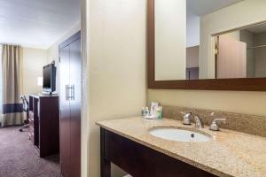 King Room - Non-Smoking room in Comfort Inn & Suites - Hannibal