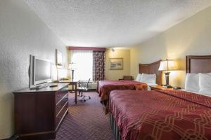 Queen Room with Two Queen Beds - Non-Smoking room in Econo Lodge Inn & Suites Joplin