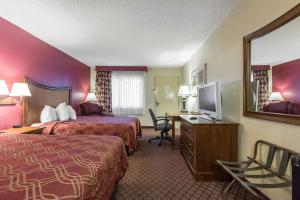 Double Room with Two Double Beds room in Econo Lodge Inn & Suites Joplin