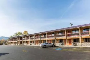 Econo Lodge Inn & Suites Kalispell - Glacier National Park Gateway - 白鱼镇