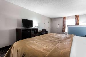 King Room - Non-Smoking/Mobility Accessible room in Quality Inn & Suites Mooresville-Lake Norman
