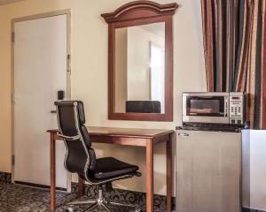 Queen Suite with Two Queen Beds - Non-Smoking room in Econo Lodge Newton
