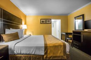King Room - Smoking  room in Rodeway Inn Boardwalk