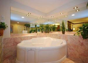 King Suite with Spa Bath room in Quality Inn Massena
