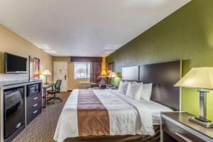 King Room - Non-Smoking room in Quality Inn Glenpool - Tulsa