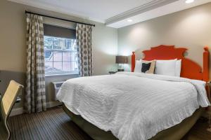 Deluxe King Room room in Aurora Inn Hotel and Event Center Ascend Hotel Collection