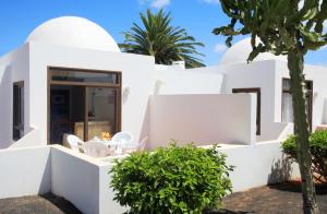 One-Bedroom Bungalow (2 Adults + 3 Children) room in H10 Suites Lanzarote Gardens