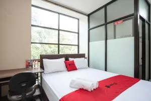 RedDoorz near Eka Hospital BSD City - Sasaktinggi