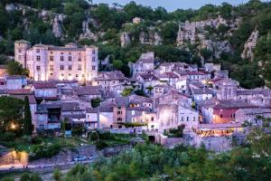 Campings Roulottes et Cabanes de Saint Cerice : photos des chambres