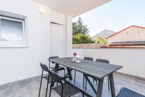 Pasko 4 modern furnished ap for 7