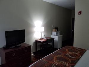 King Room - Mobility Access/Non-Smoking room in Baymont by Wyndham Grovetown Augusta