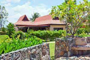 Family-friendly house, a few steps from the pool and close to the ocean.