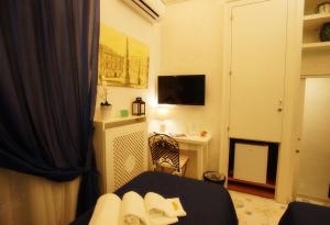 Double or Twin Room with Private Bathroom room in Le Vie Di Napoli B&B