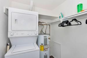 Apartment room in Bay Breeze Sailboat Suite (1 bed/1 bath condo with cabanas fire pits and pier)