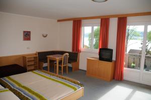 Triple Room with Lake View room in Strandhotel