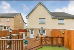 Silverburn new house with free parking and nice garden - Hurlet