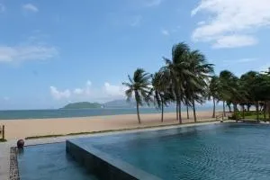 Moon house tropical garden - West side - 芽庄